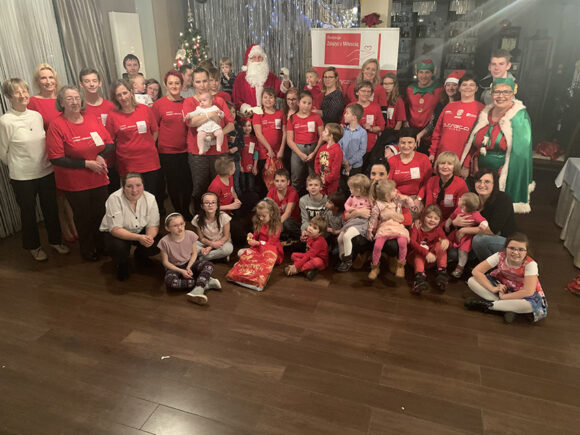 „Dobroć wyzwala radość”  8 grudnia 2109 r. – Mikołajki Fundacji „Zdążyć z Miłością„ w Domu Restauracyjnym „Zorza Platinum” w Koszalinie