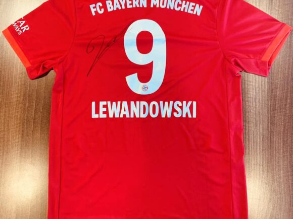 Koszulka z autografem Roberta Lewandowskiego