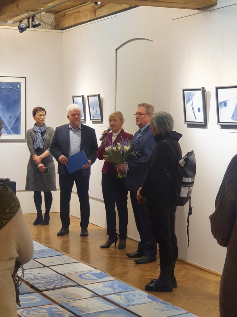Fundacja na Finisażu jubileuszowej wystawy Beaty Marii Orlikowskiej „Z wody, ognia i kobaltu”