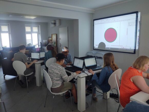 Profesjonalny kurs grafiki komputerowej dla 11 Uczestników tworzonego Zakładu Aktywności Zawodowej dla Osób niepełnosprawnościami.