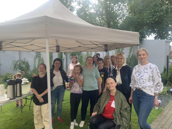 Grill integracyjny Wolontariuszy i Podopiecznych Fundacja “Zdążyć z Miłością” z Sąsiadami, Mieszkańcami ul. Niepodległości