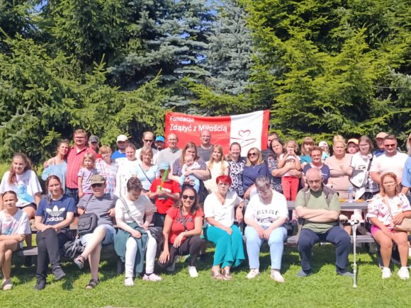 Radośnie, słonecznie w stadninie koni w Rzepkowie z Fundacją